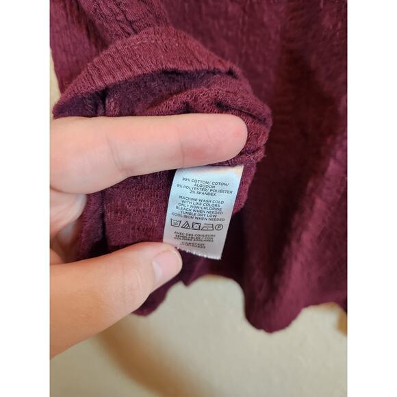 LOFT Women's Burgundy Red Textured Ruffle Shoulder Blouse‎ Top Size Medium - Picture 4 of 6